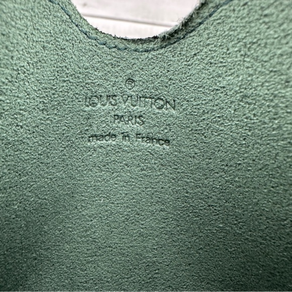 Excellent condition Authentic Louis Vuitton Taiga Leather Wallet. Green. - Picture 10 of 16